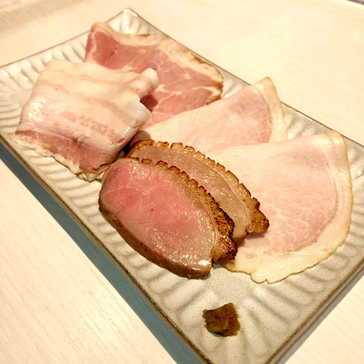 鴨ロース、イベリコ豚バラ、豚ロース、雌豚肩ロースの4種盛り